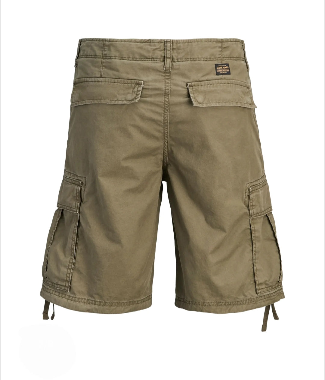Los pantalones cortos cargo son verde oliva pero en la foto se ven más claros