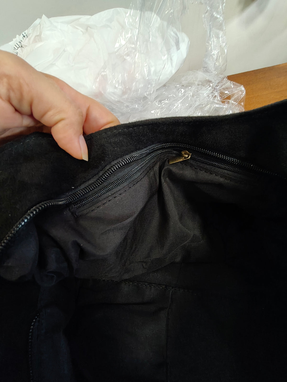 Bolso de hombro negro imitación ante con detalles dorados