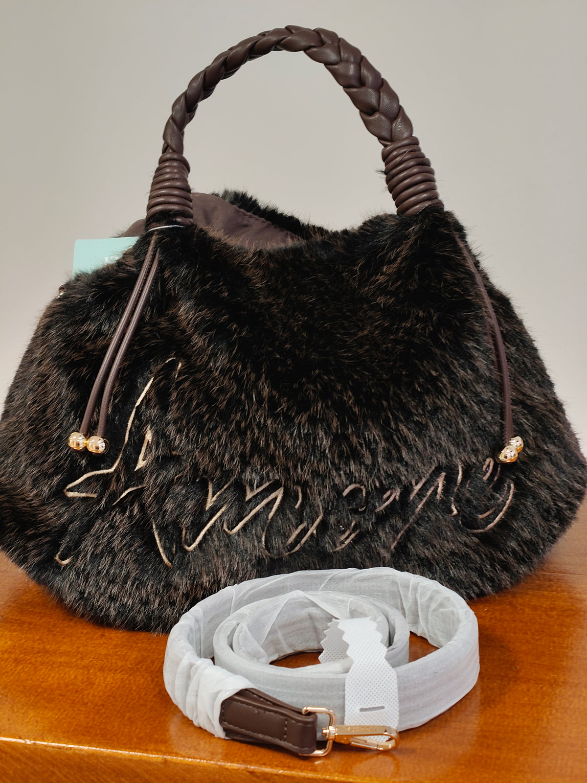 Bolso de mano y bandolera de pelo sintético