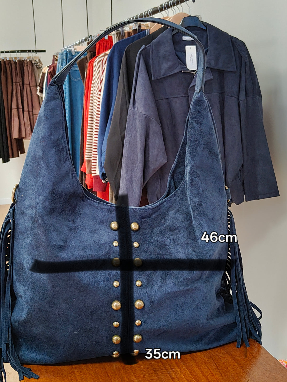 Bolso Hobo de Ante Vegano Azul Marino con Flecos y Tachuelas