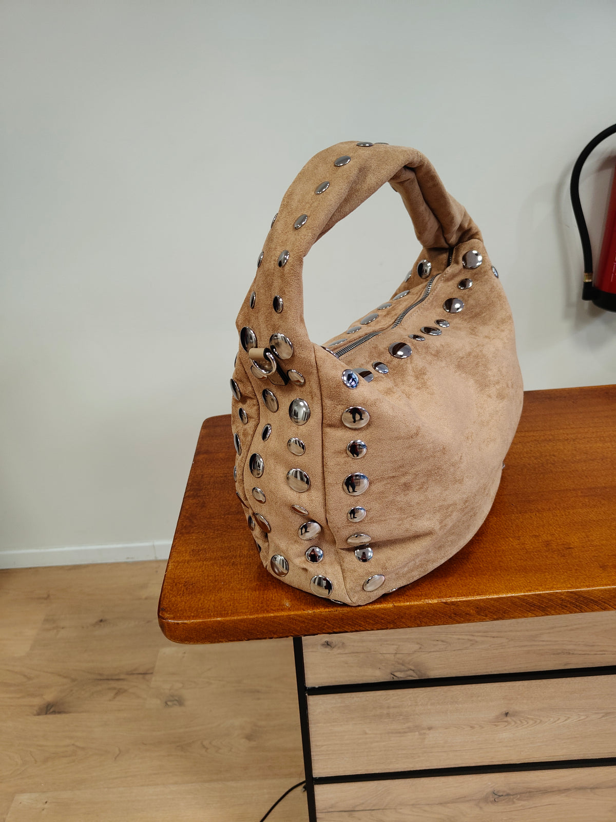 Bolso tachas beige serraje
