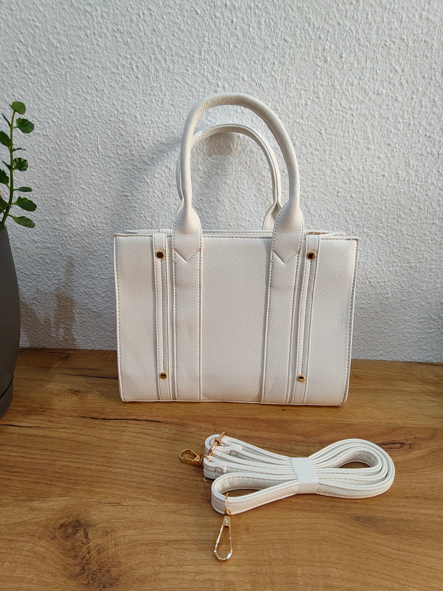 Bolsos blanco sintético.