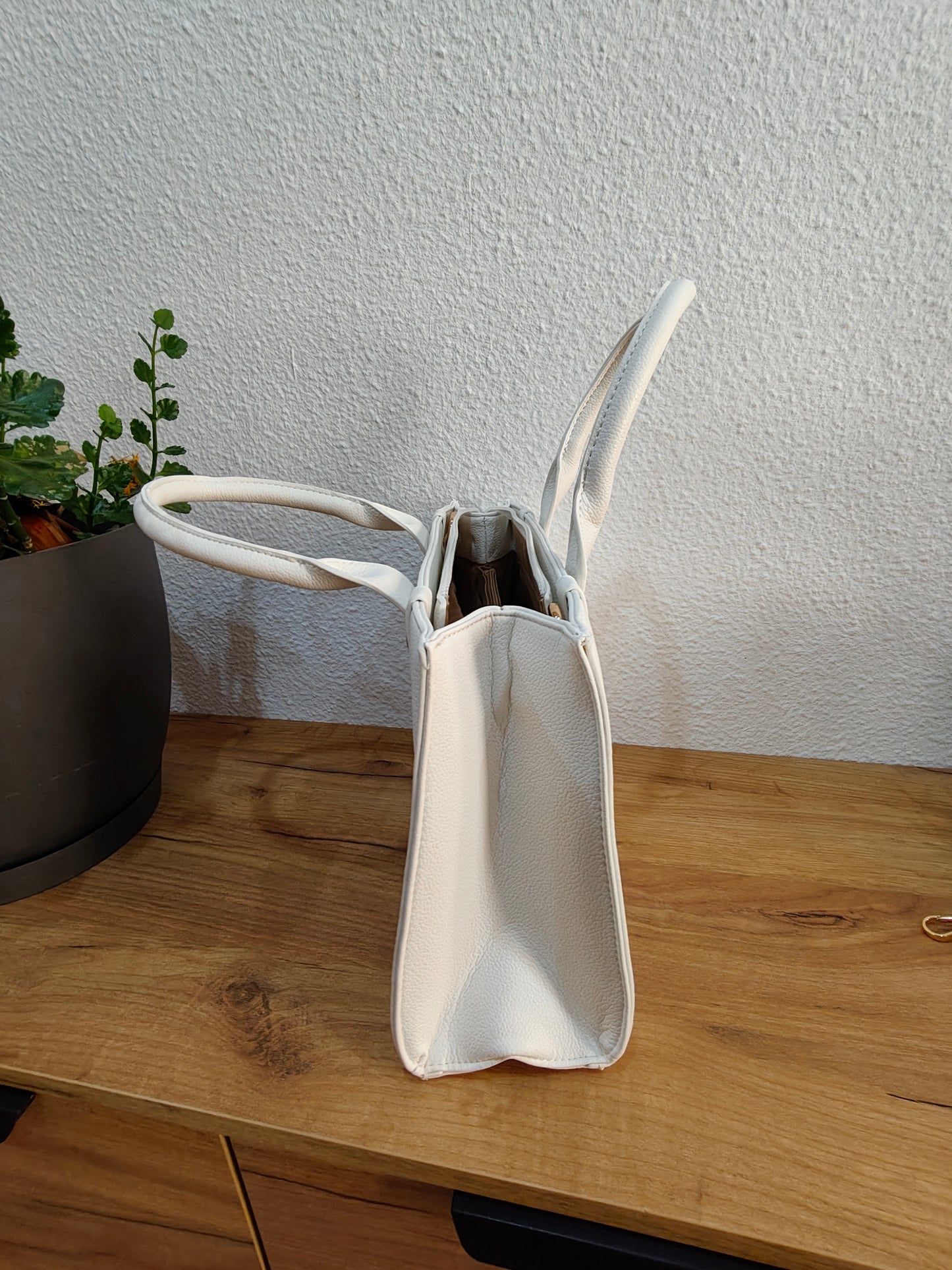 Bolsos blanco sintético.