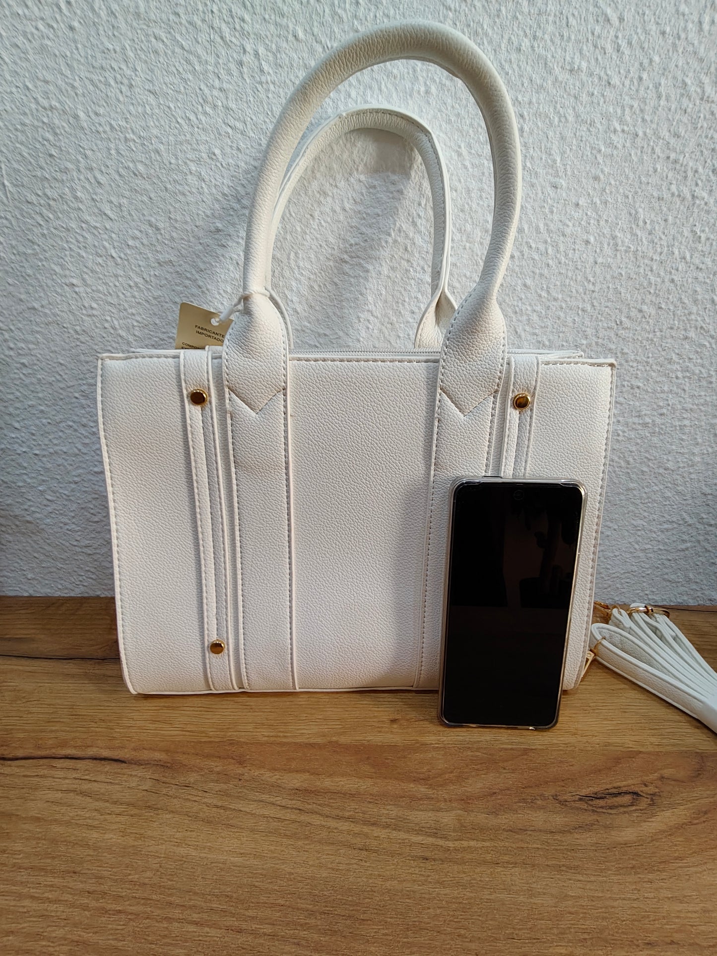 Bolsos blanco sintético.
