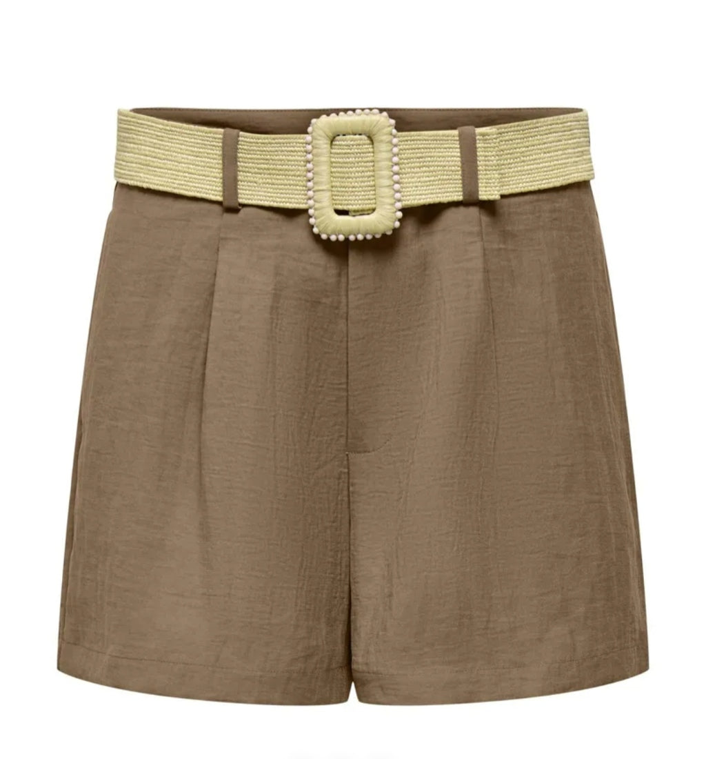 Short con cinturón