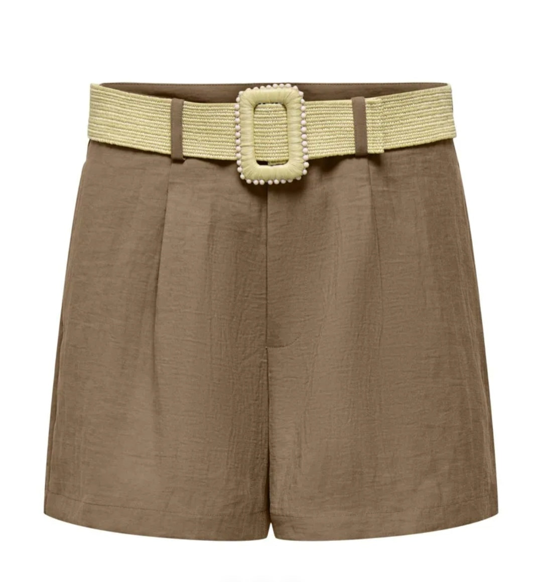 Short con cinturón