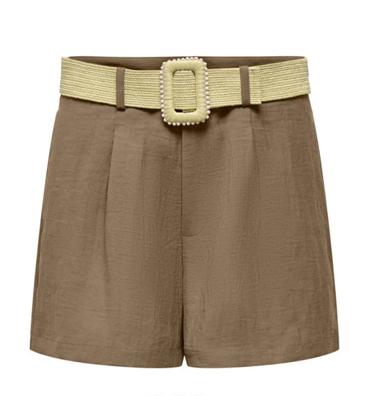 Short con cinturón