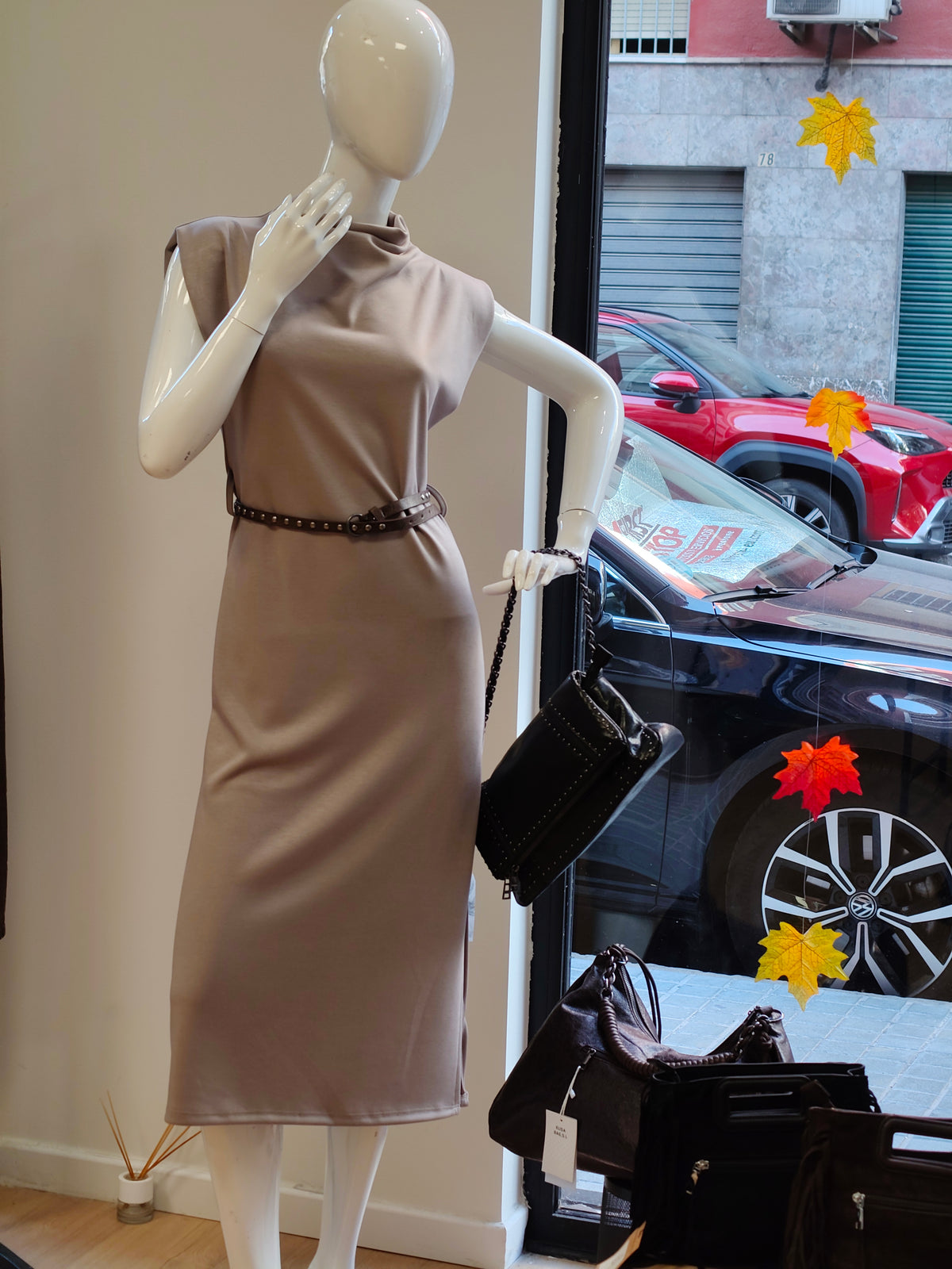 Vestido Midi Taupe 'Selena' con Cuello Drapeado y Cinturón