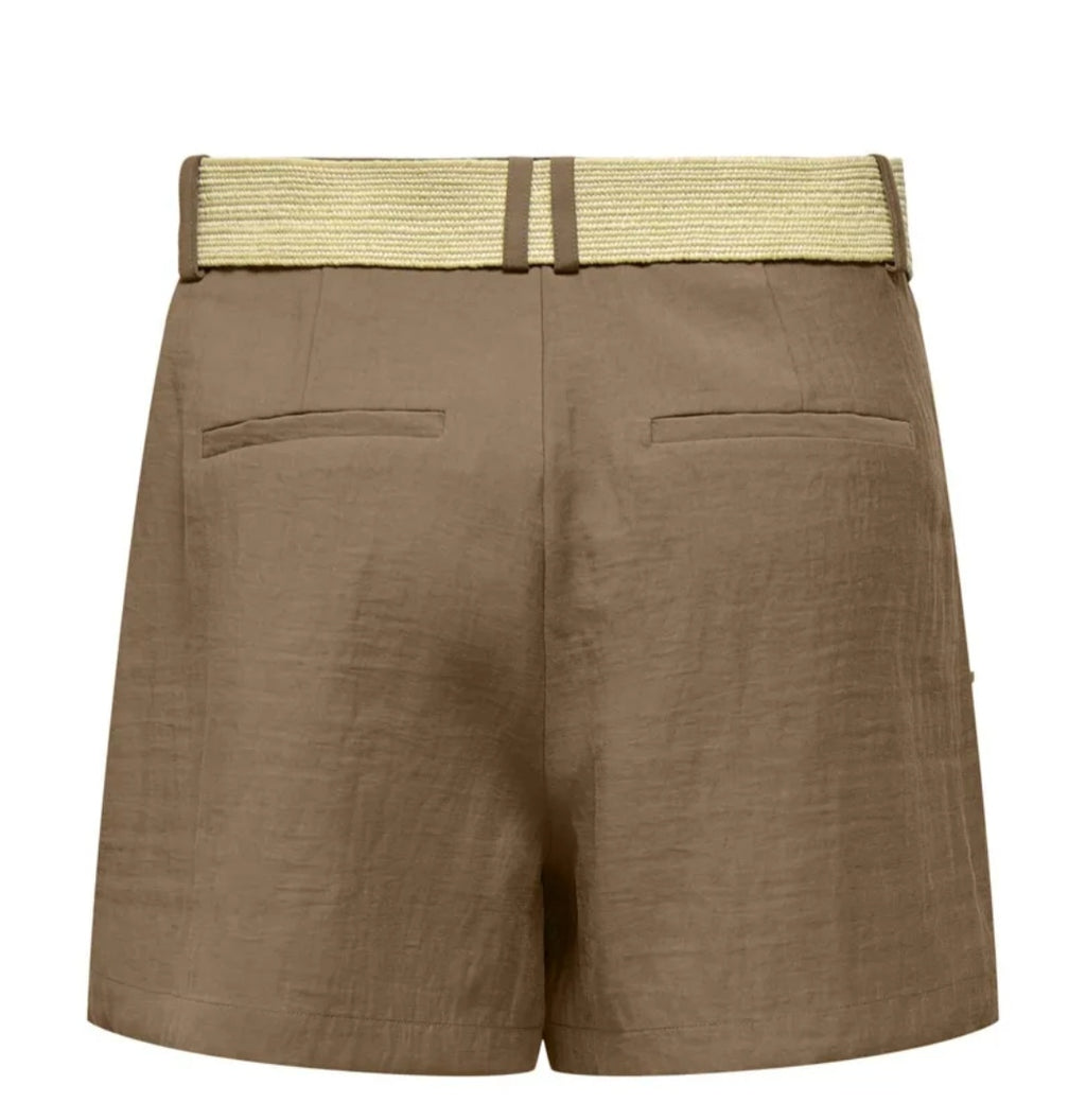Short con cinturón