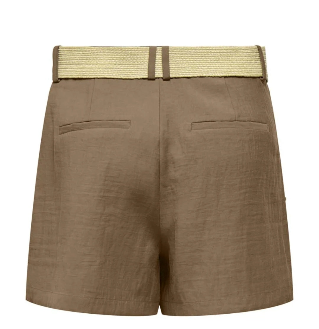 Short con cinturón