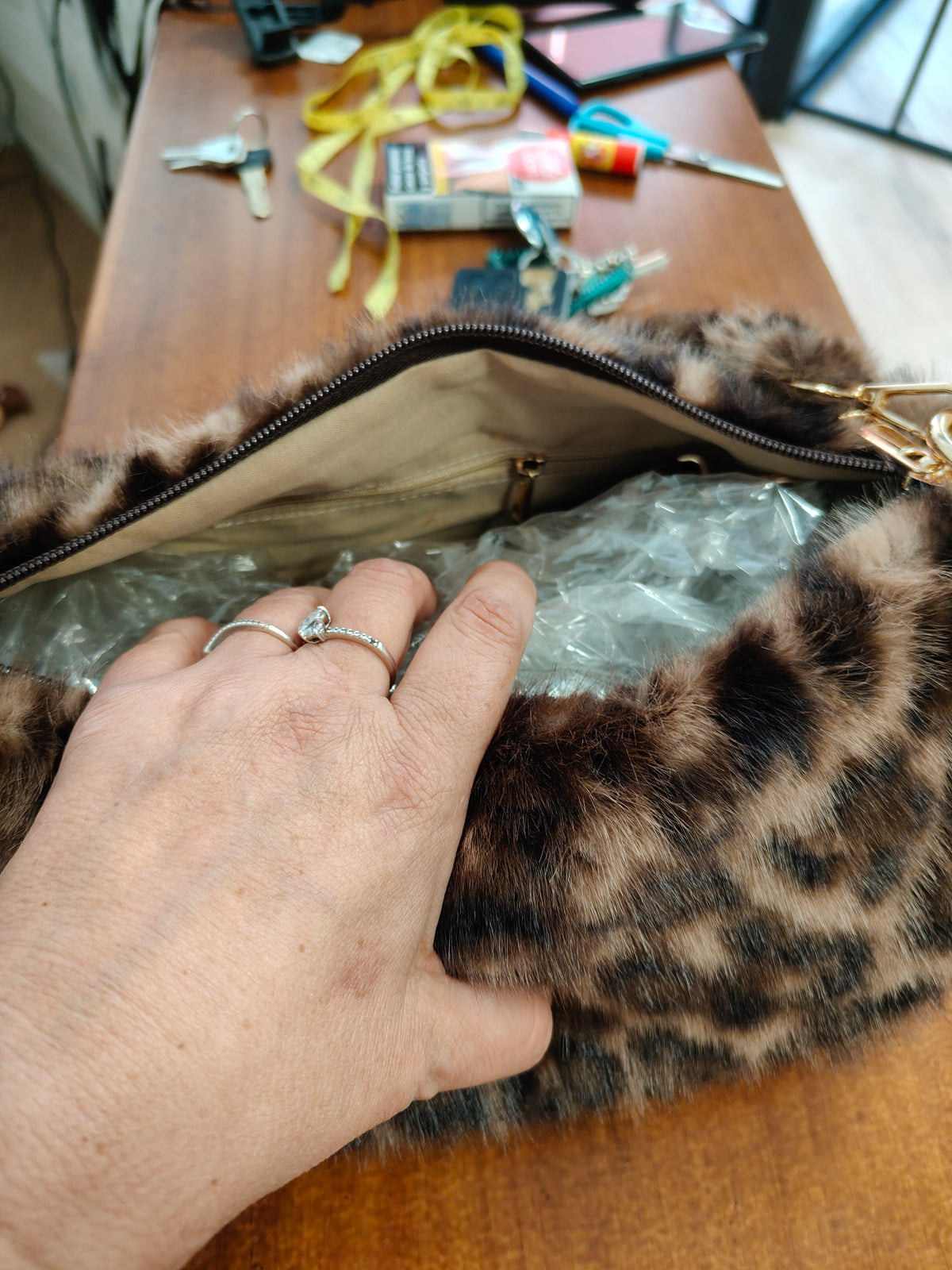 Bolso de Peluche Estampado Leopardo con Doble Asa y Llavero Oso