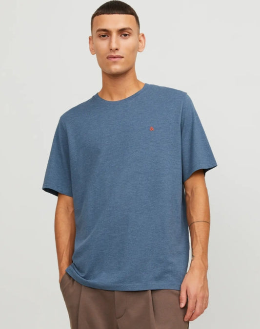 Camiseta de hombre  Jack and Jones. Azul vaquero es un poco más oscuro que en la foto.