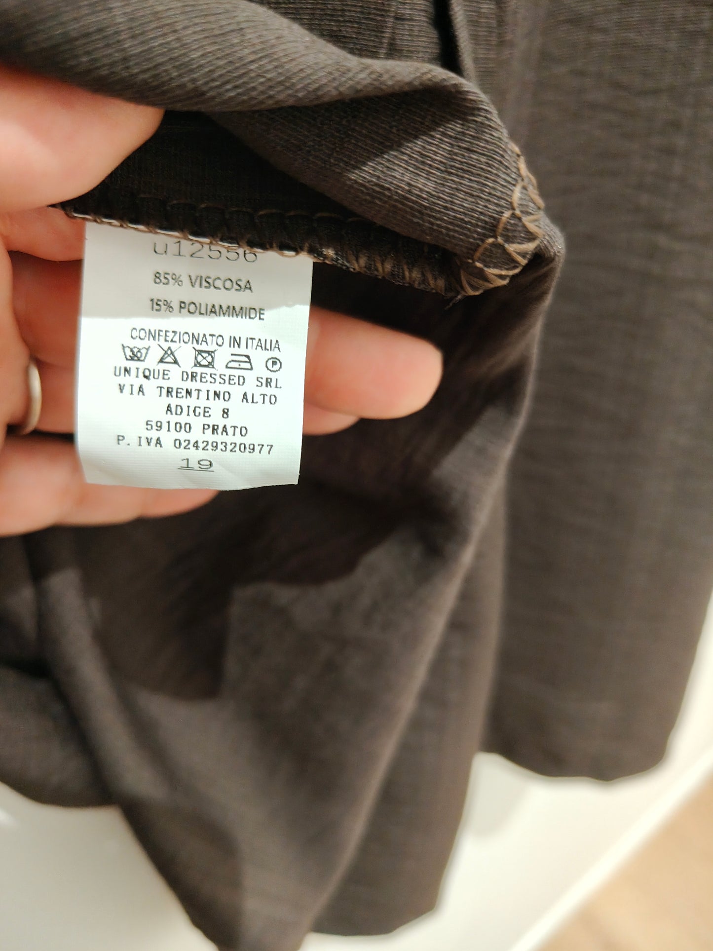 Camiseta ancha con botones en la espalda