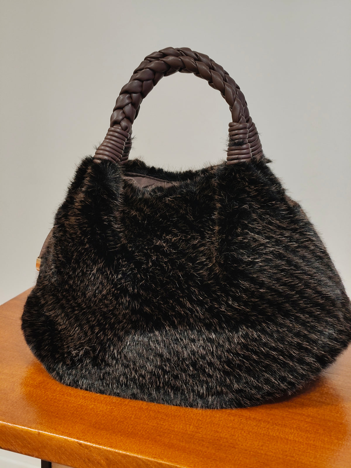Bolso de mano y bandolera de pelo sintético