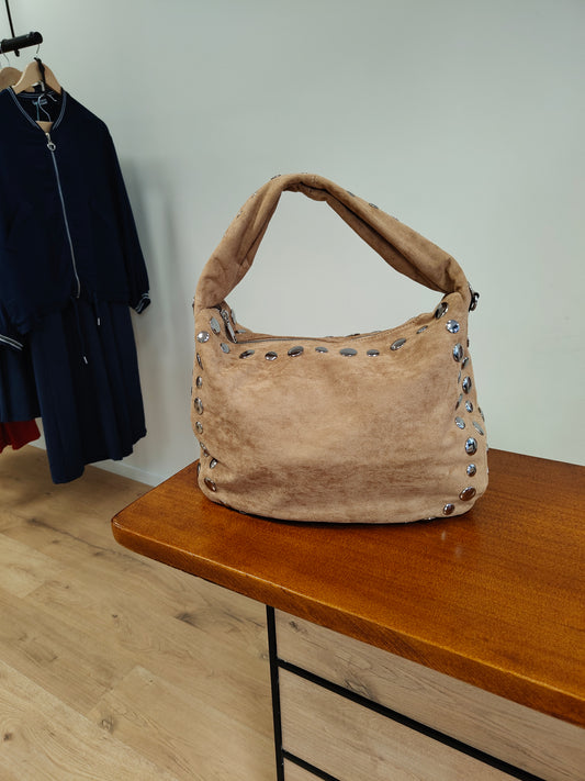 Bolso tachas beige serraje