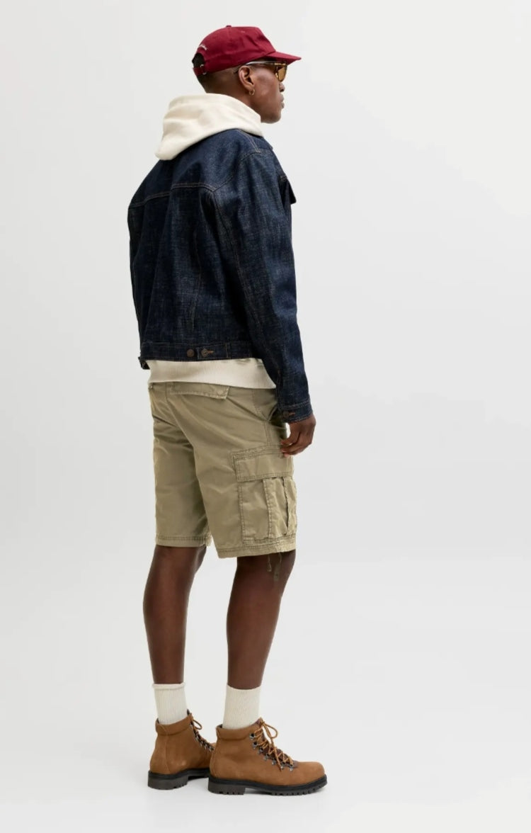 Los pantalones cortos cargo son verde oliva pero en la foto se ven más claros