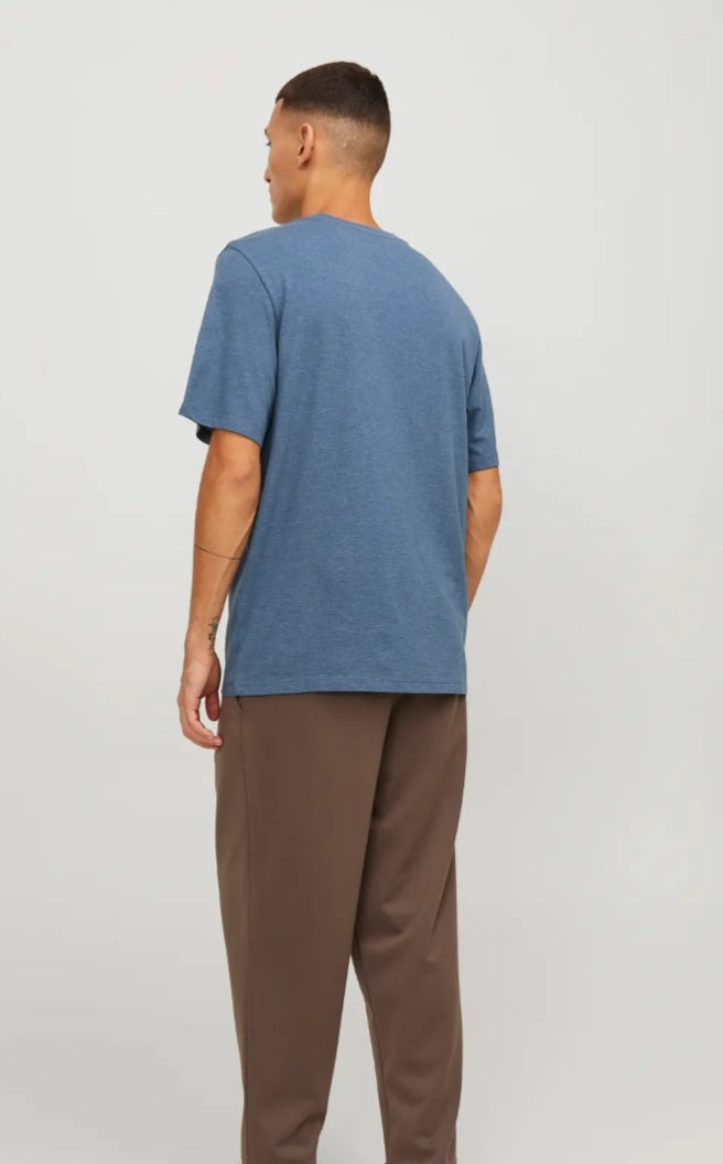 Camiseta de hombre  Jack and Jones. Azul vaquero es un poco más oscuro que en la foto.