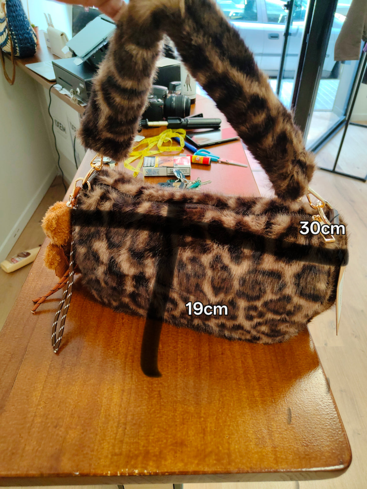 Bolso de Peluche Estampado Leopardo con Doble Asa y Llavero Oso