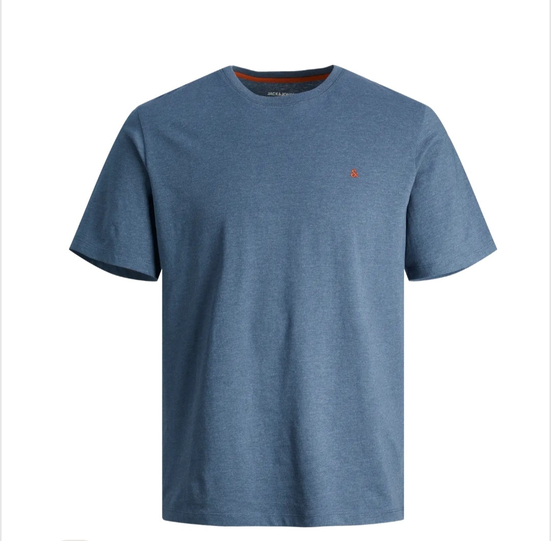 Camiseta de hombre  Jack and Jones. Azul vaquero es un poco más oscuro que en la foto.