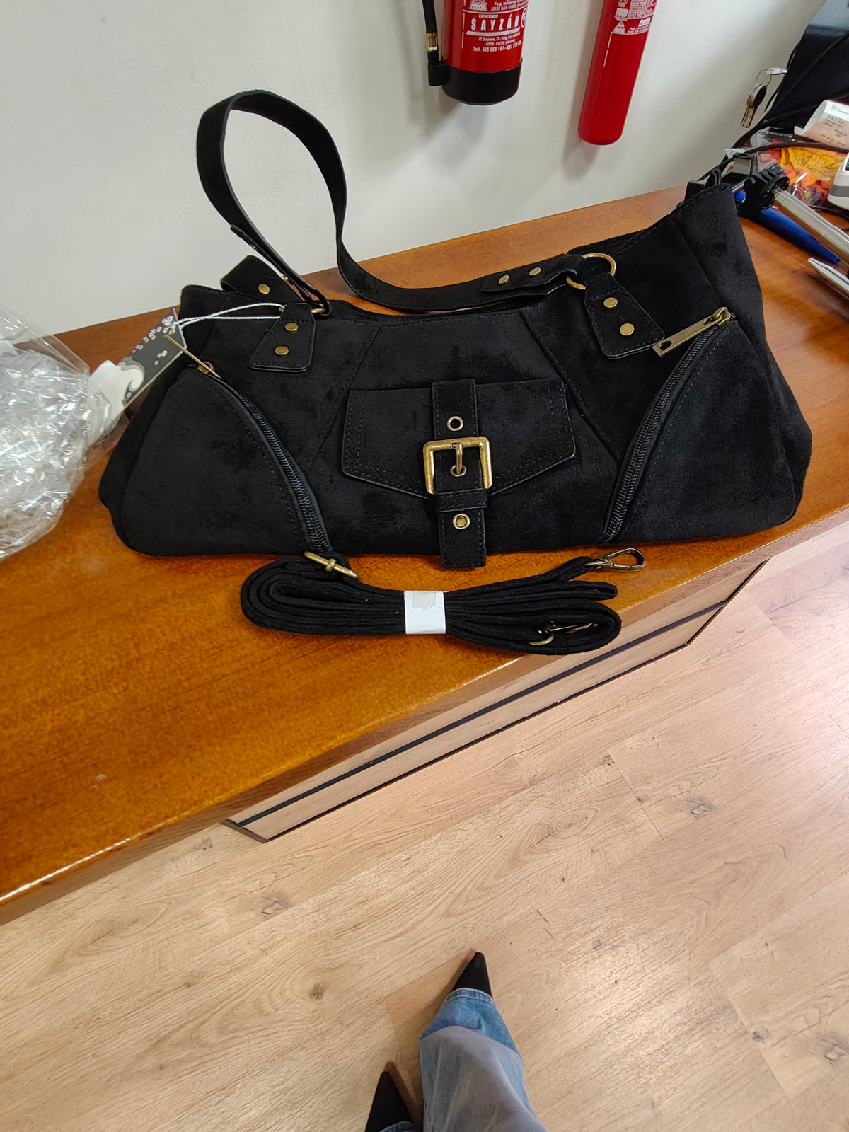 Bolso de hombro negro imitación ante con detalles dorados