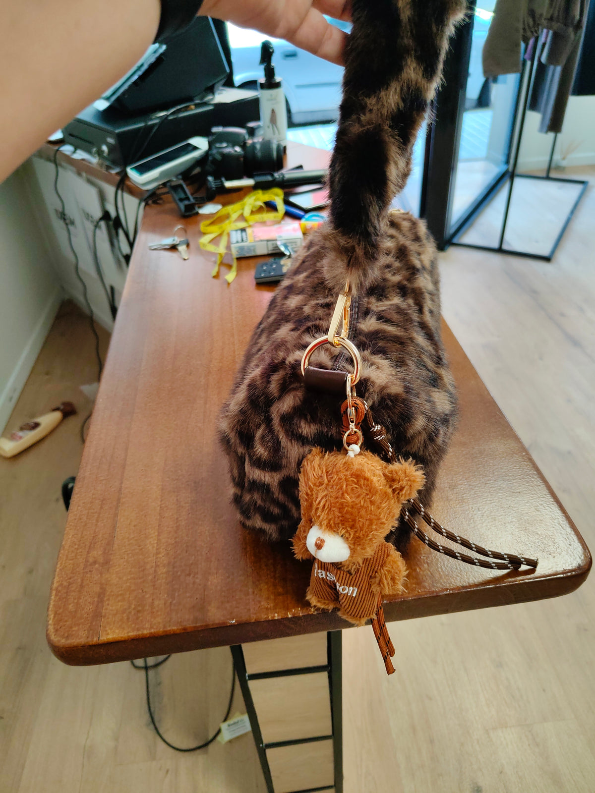 Bolso de Peluche Estampado Leopardo con Doble Asa y Llavero Oso