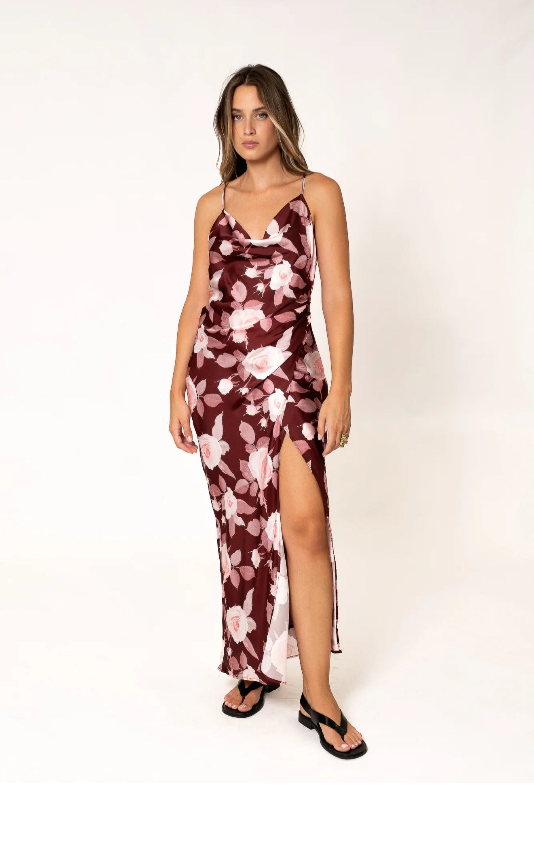 VESTIDO SATINADO ESTAMPADO. BURDEOS