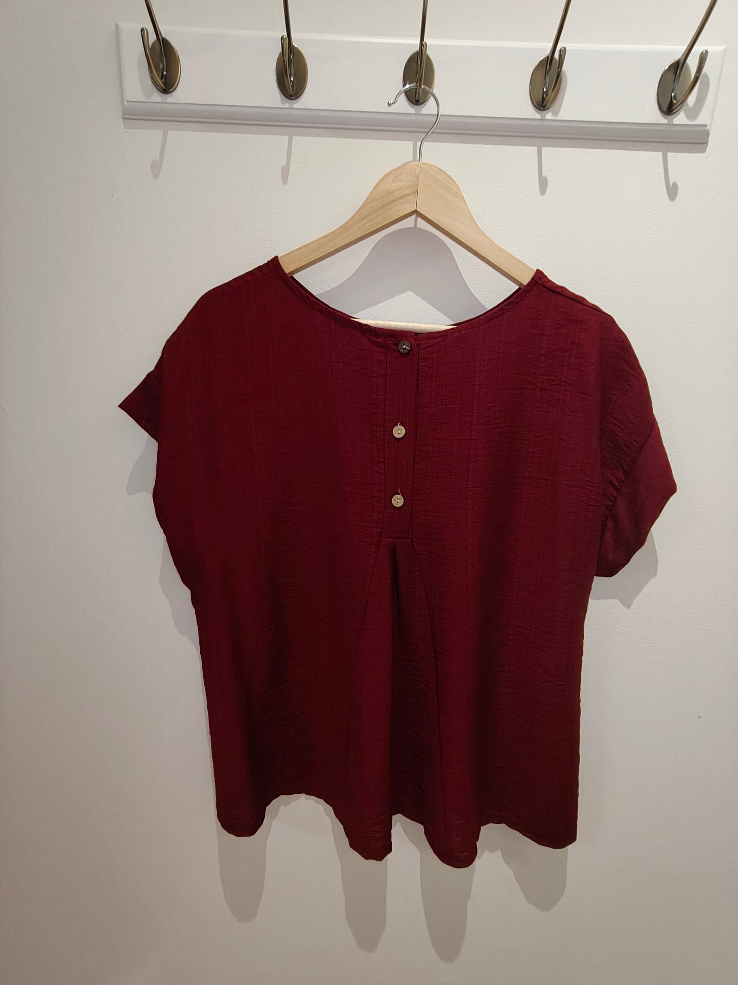Camiseta ancha con botones en la espalda