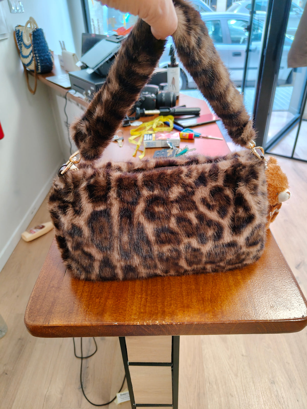 Bolso de Peluche Estampado Leopardo con Doble Asa y Llavero Oso