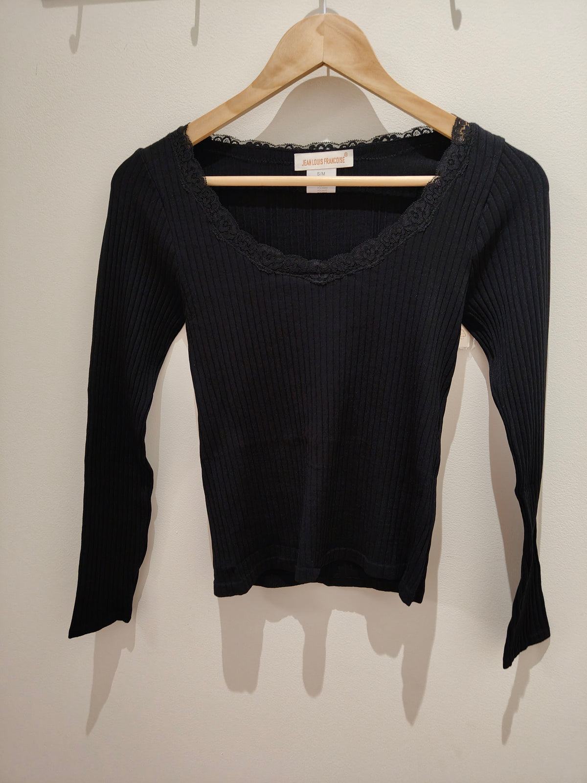 Camiseta canalé. Cuello de encaje