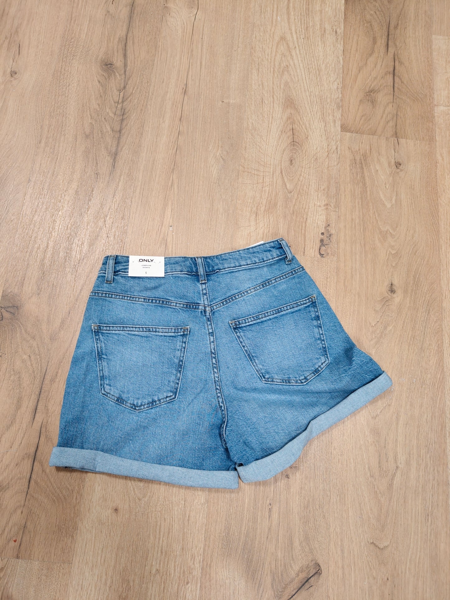 Shorts vaqueros atemporales y básico. ONLY