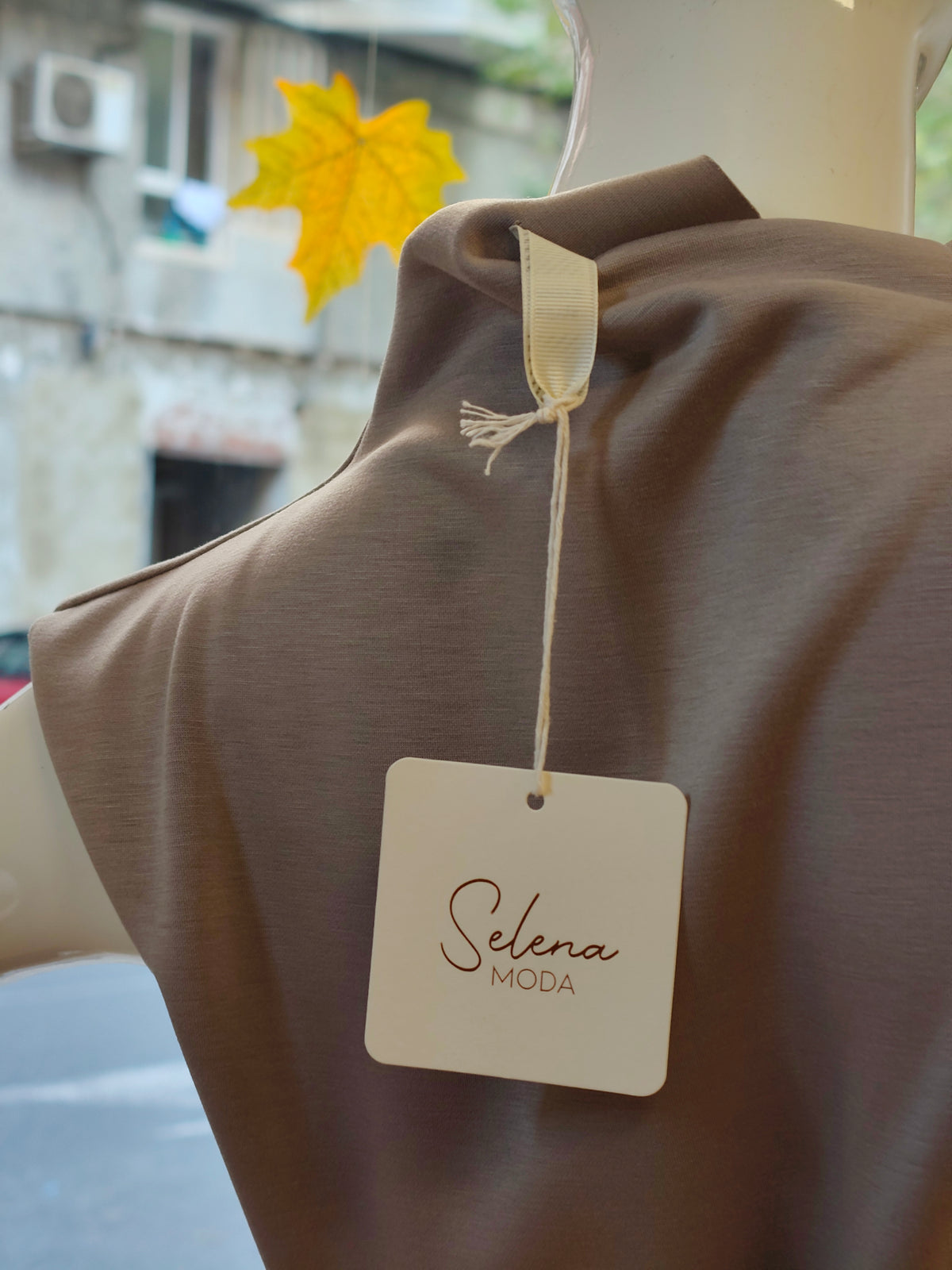 Vestido Midi Taupe 'Selena' con Cuello Drapeado y Cinturón