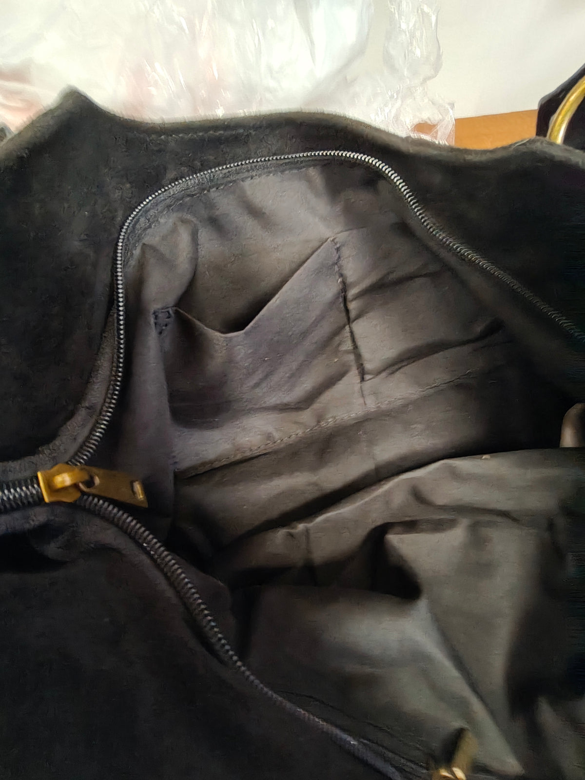 Bolso de hombro negro imitación ante con detalles dorados