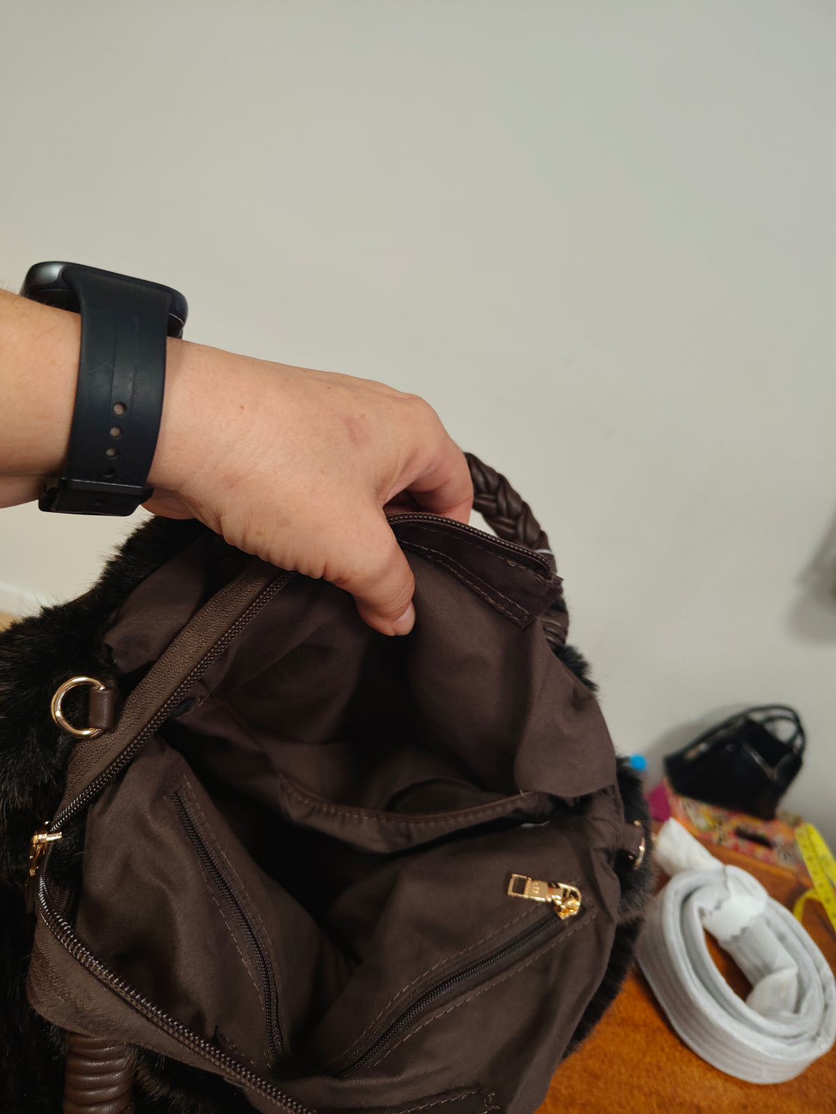 Bolso de mano y bandolera de pelo sintético