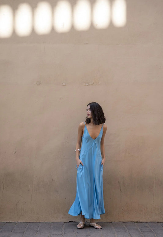 Vestido fluido azul de tirantes