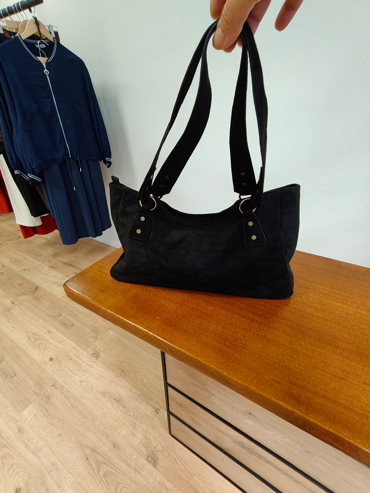 Bolso de hombro negro imitación ante con detalles dorados