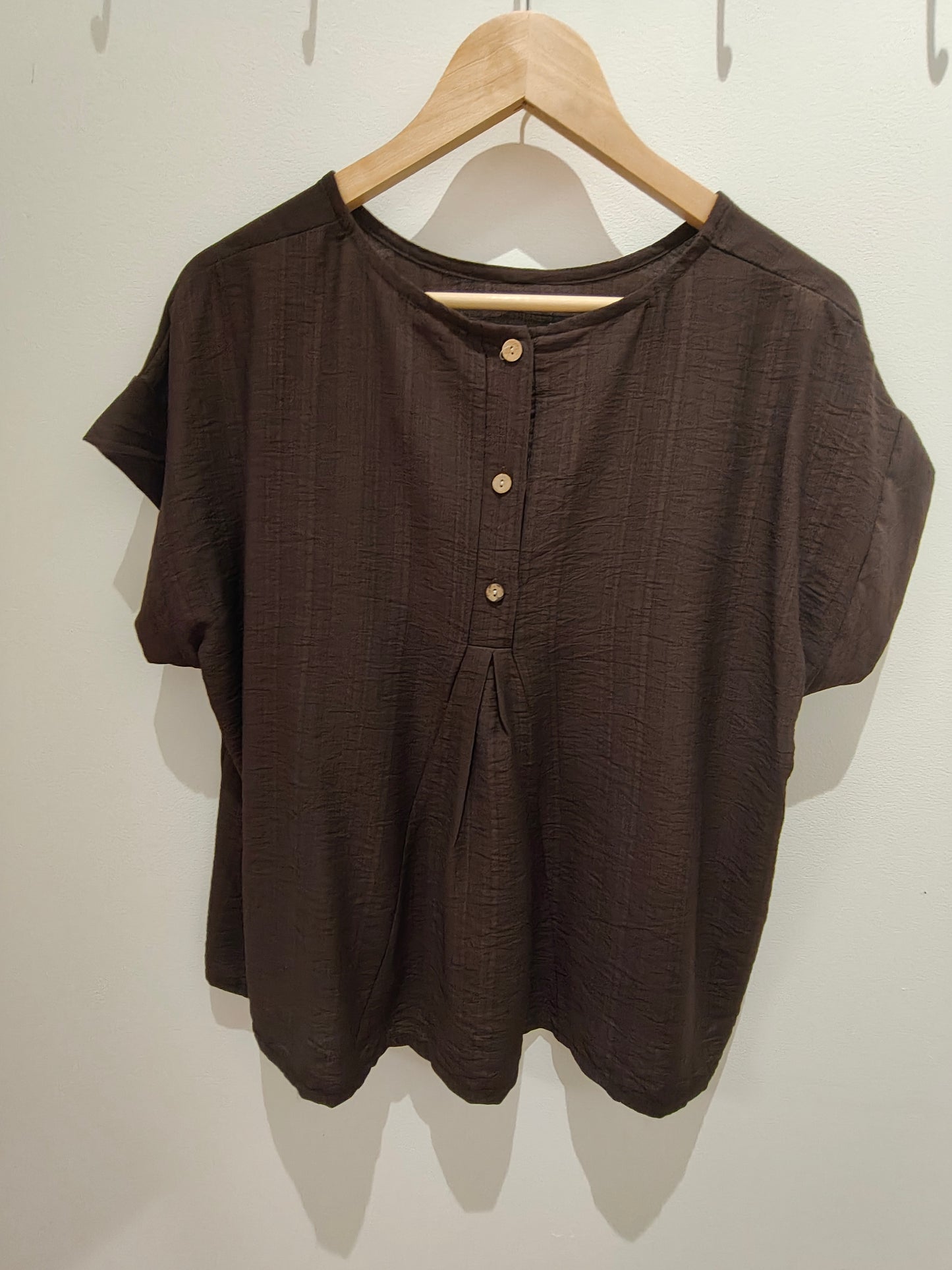 Camiseta ancha con botones en la espalda