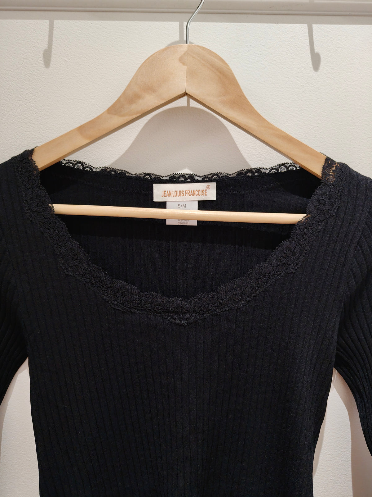 Camiseta canalé. Cuello de encaje