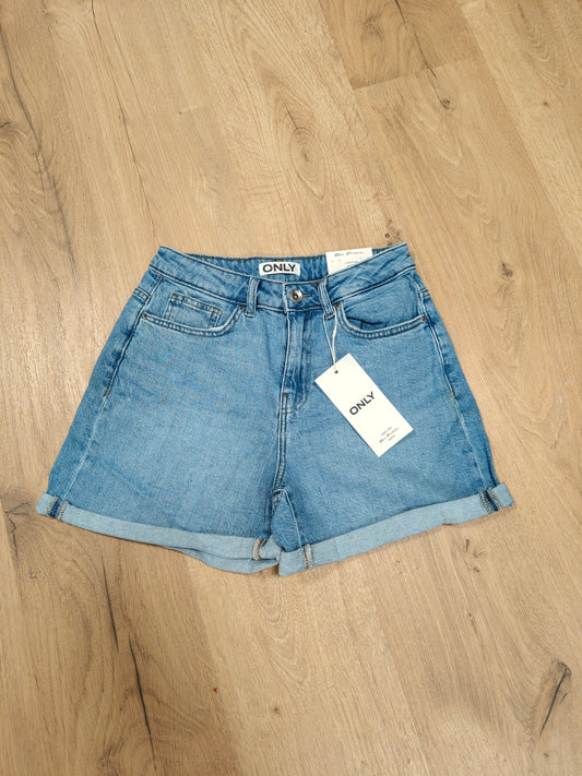 Shorts vaqueros atemporales y básico. ONLY