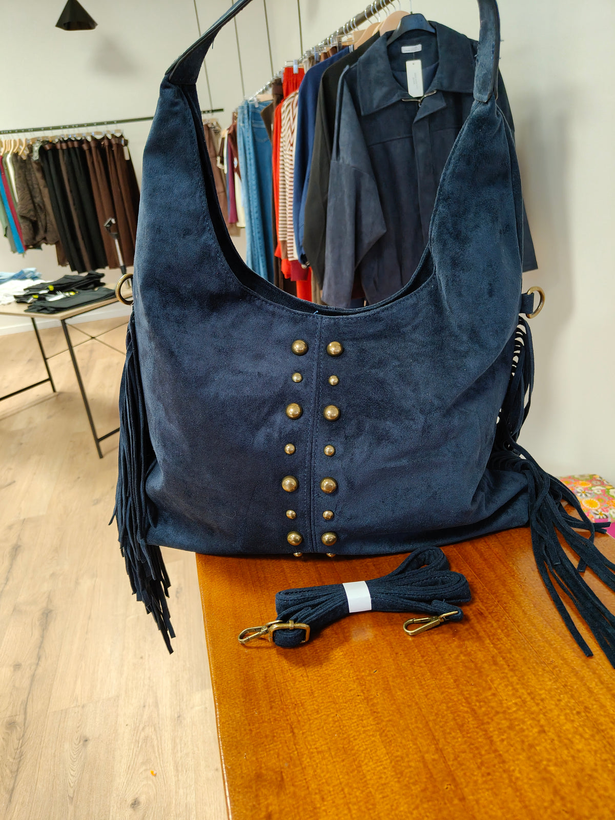 Bolso Hobo de Ante Vegano Azul Marino con Flecos y Tachuelas