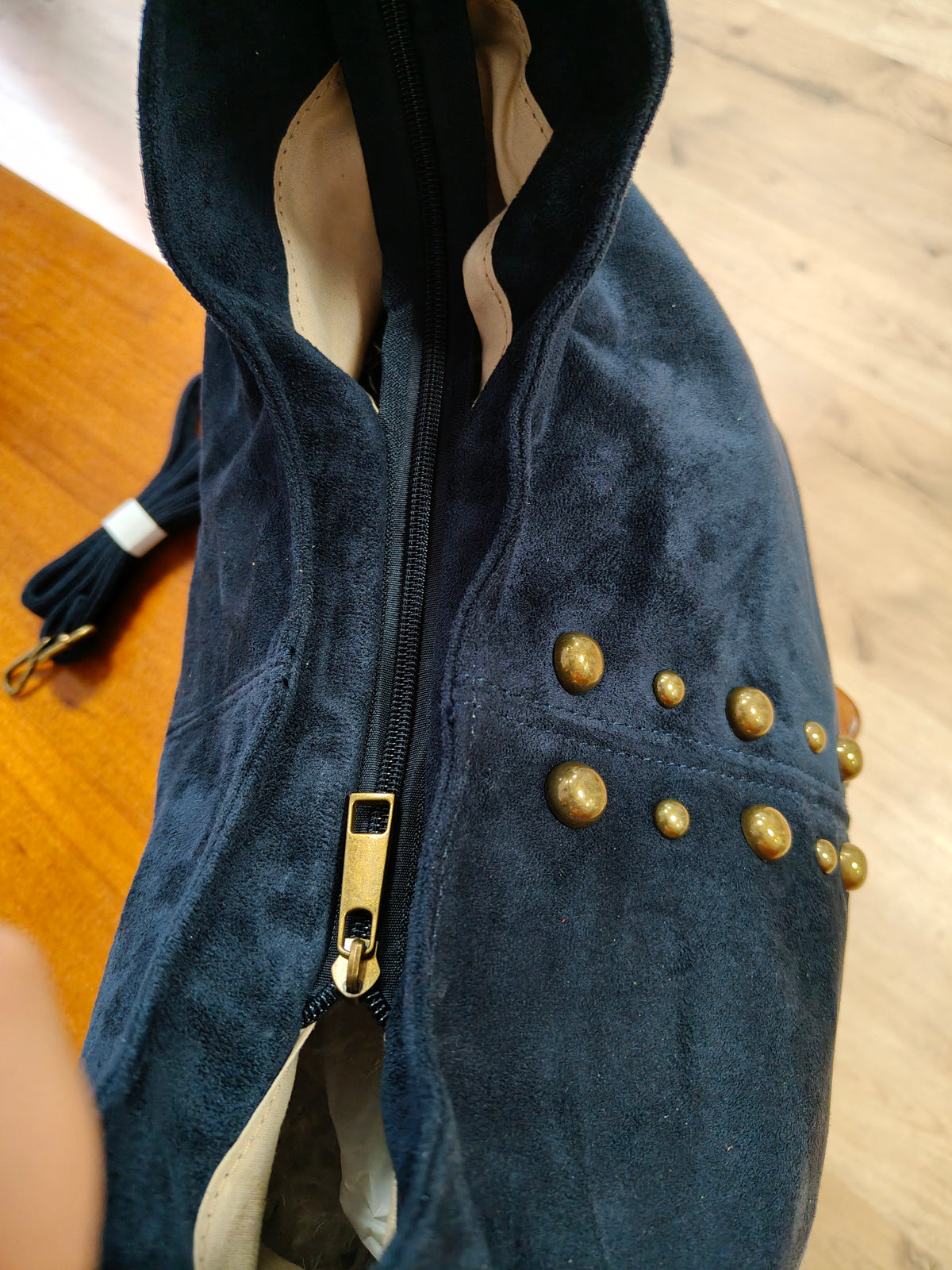 Bolso Hobo de Ante Vegano Azul Marino con Flecos y Tachuelas