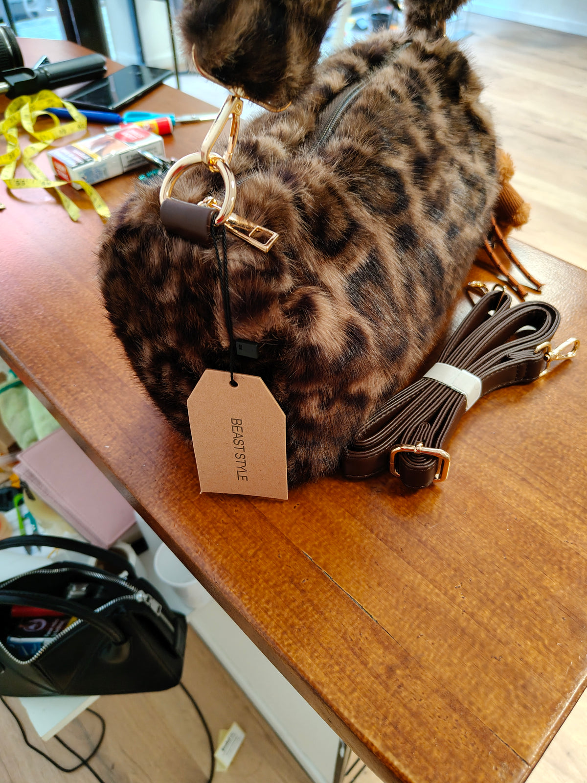 Bolso de Peluche Estampado Leopardo con Doble Asa y Llavero Oso