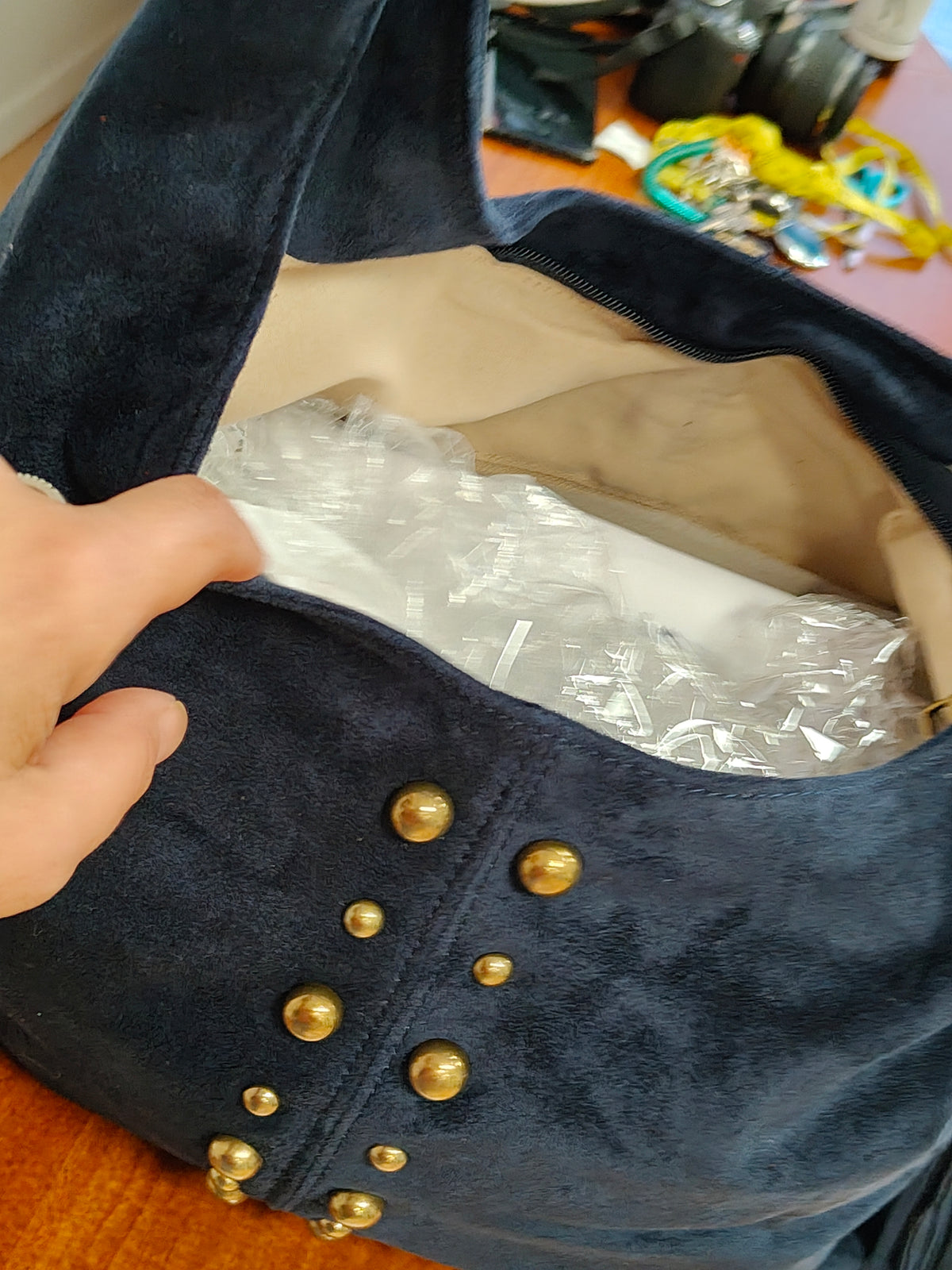Bolso Hobo de Ante Vegano Azul Marino con Flecos y Tachuelas