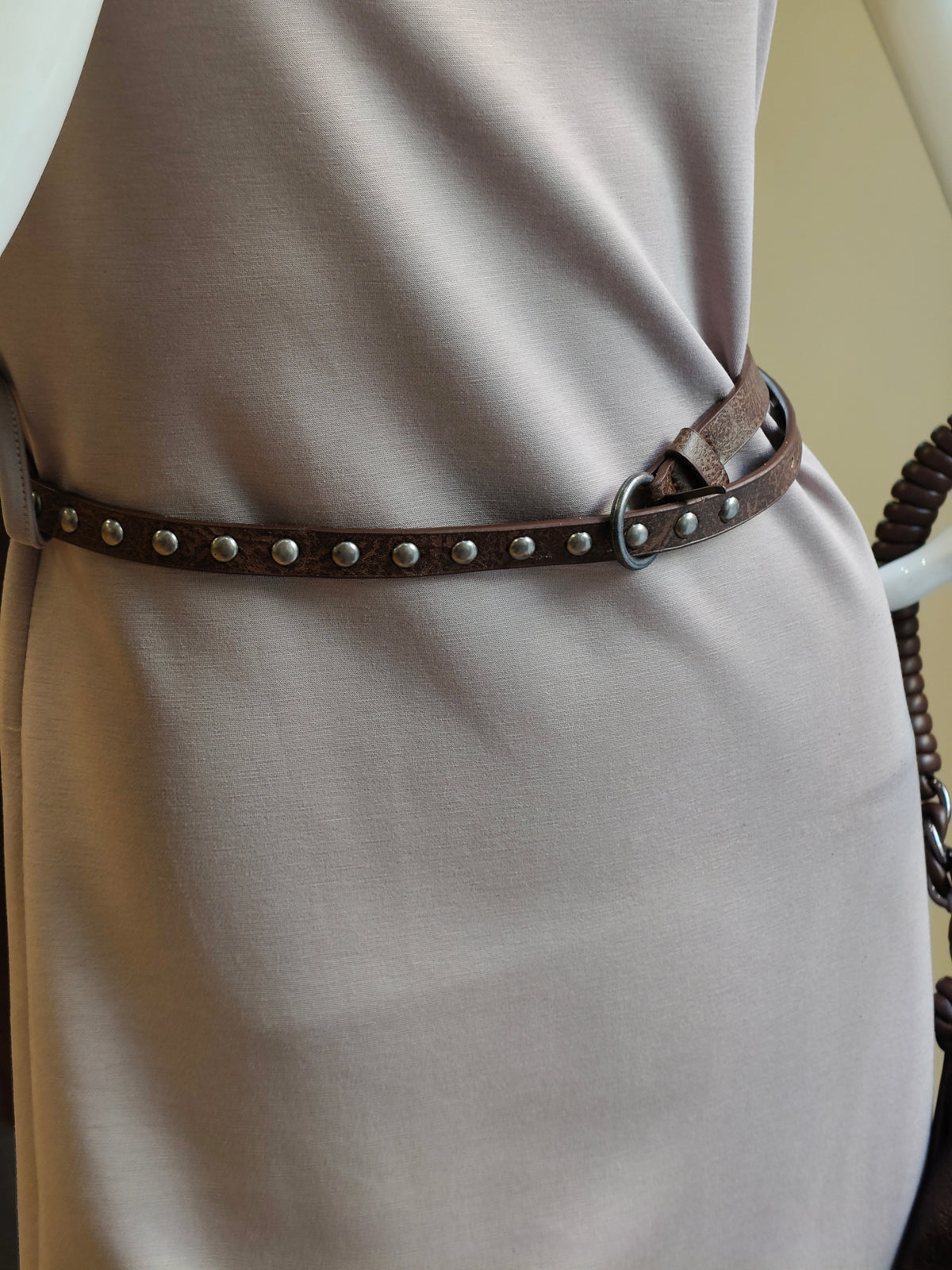 Vestido Midi Taupe 'Selena' con Cuello Drapeado y Cinturón