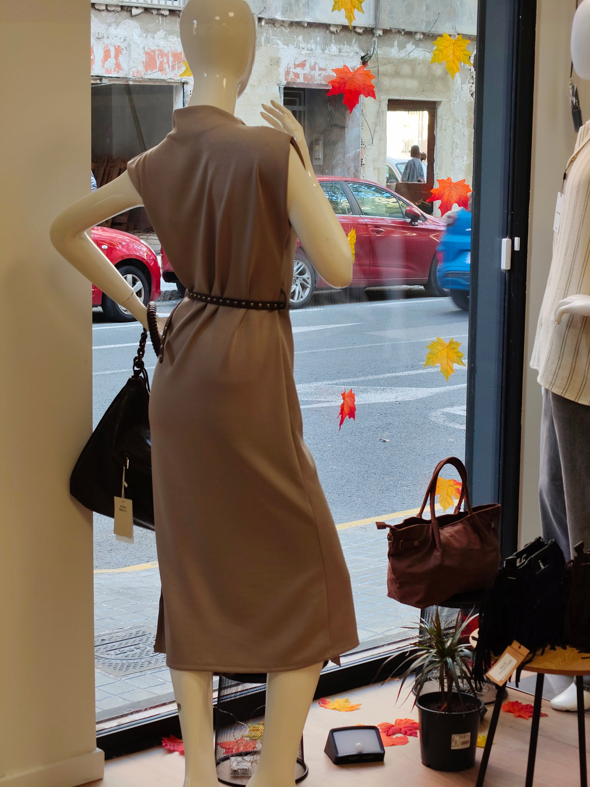 Vestido Midi Taupe 'Selena' con Cuello Drapeado y Cinturón