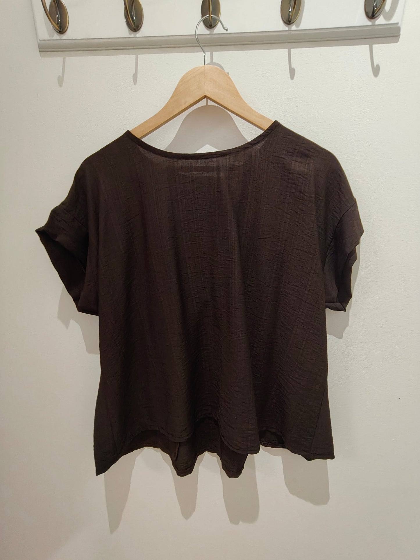 Camiseta ancha con botones en la espalda