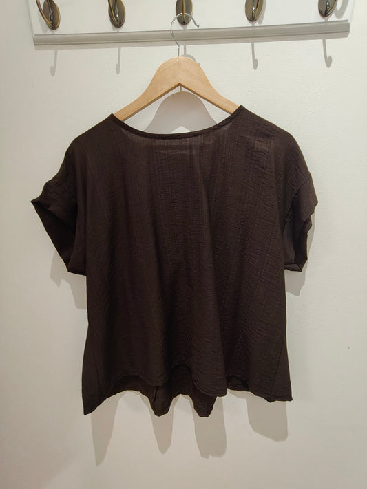 Camiseta ancha con botones en la espalda