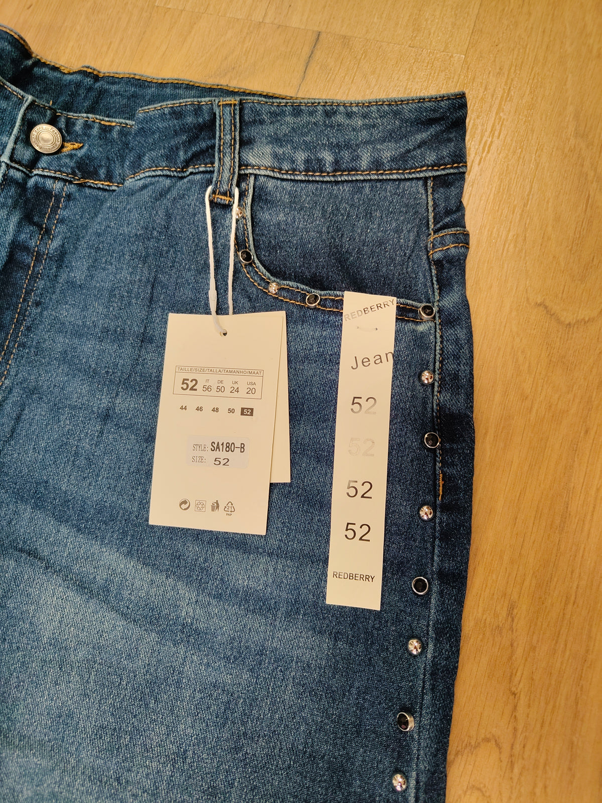 Pantalones vaqueros talla grande, tachuelas laterales