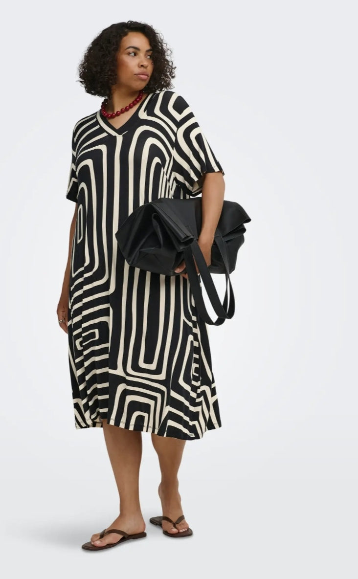 Vestido Midi de Punto Negro con Cuello en V - Only Carmakoma