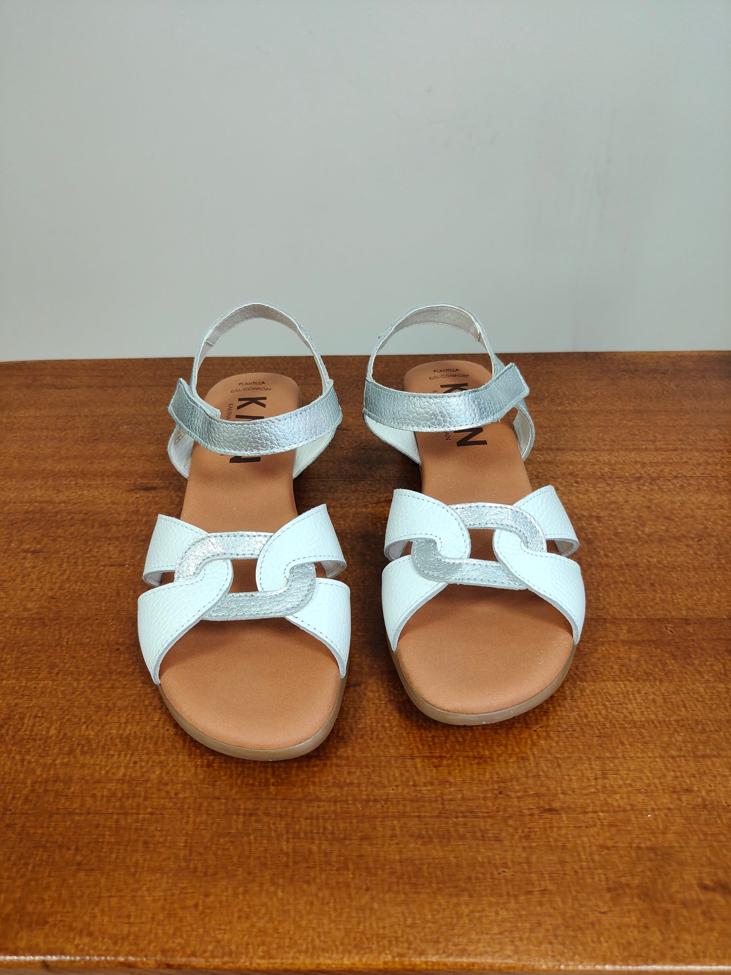 Sandalias de tacón bajo de piel y planta de gel