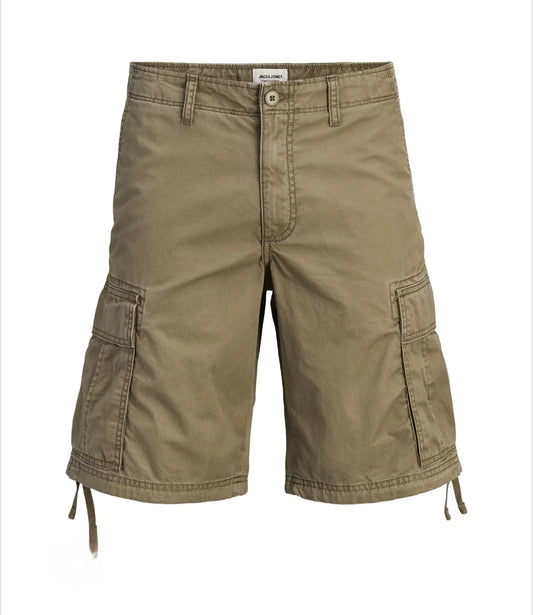 Los pantalones cortos cargo son verde oliva pero en la foto se ven más claros